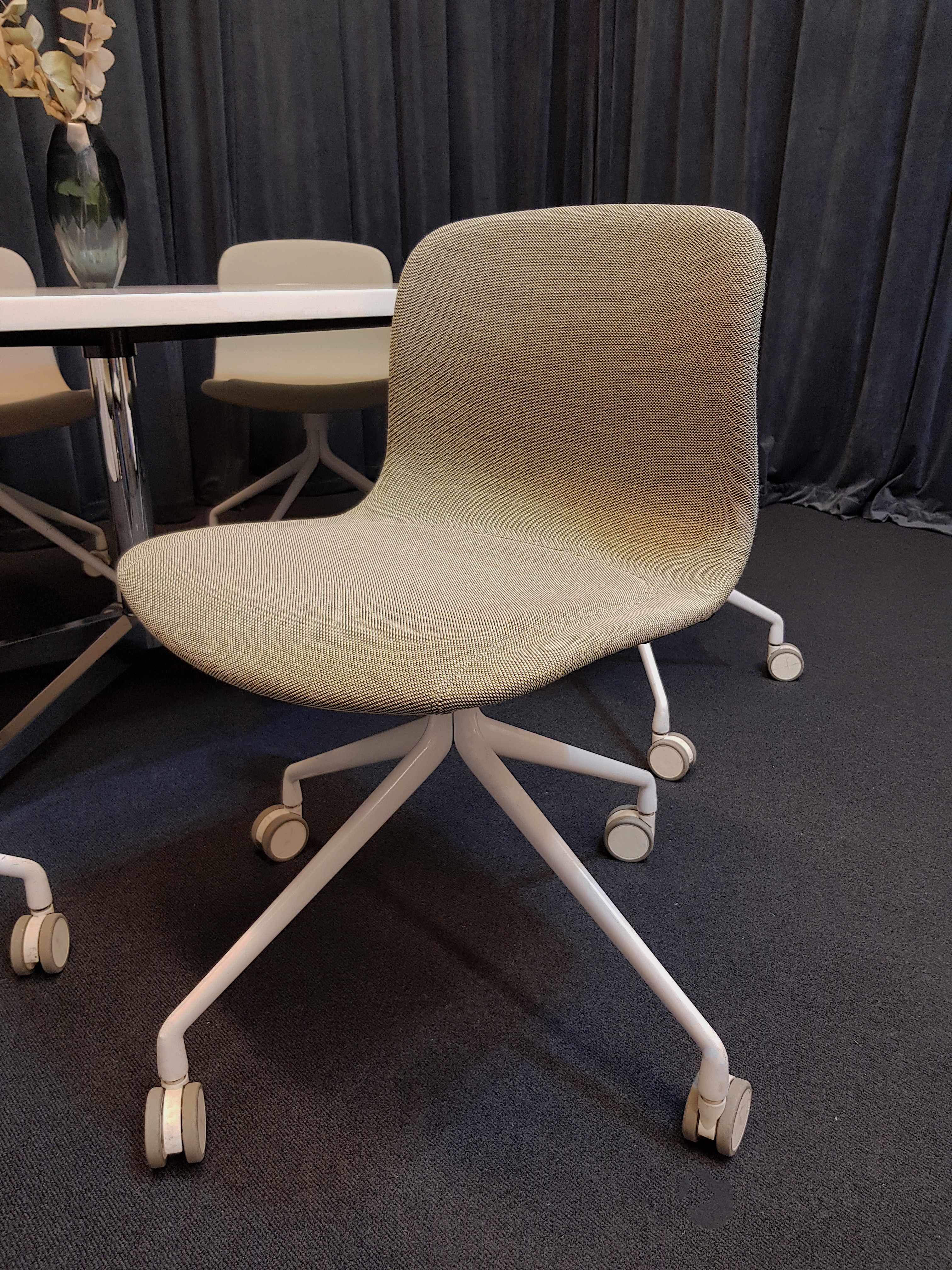 Konferensstol About A Chair | HAY