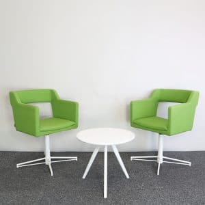 Två gröna stolar från Johanson Design