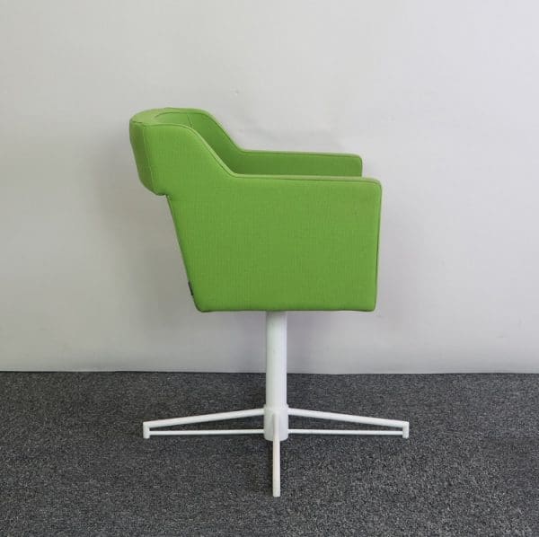 Grön stol Kennedy från Johanson Design visas från sidan