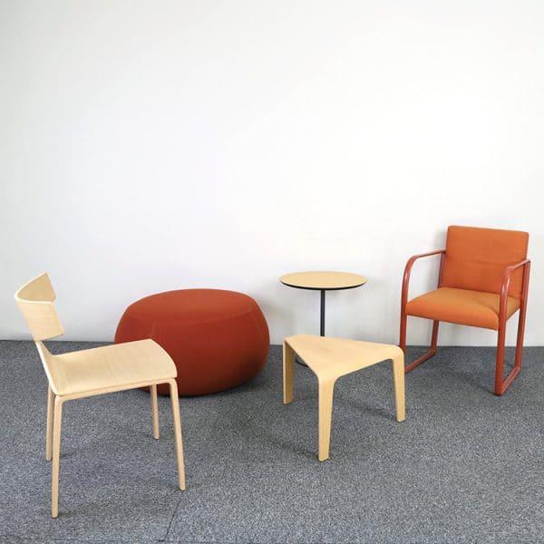 Lounge grupp för kontoret med bl.a ARPER möbler speciellt framtagen av vår inredningsdesigner