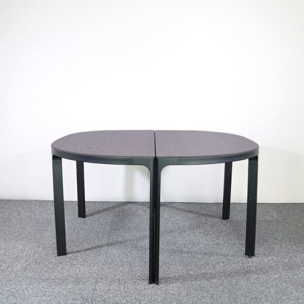 Bordet Bekant från IKEA med svarta ben och ljus bordsskiva