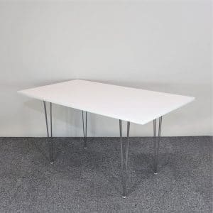 Matbord i vitt med kromade ben