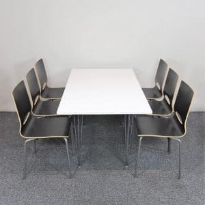 Svart konferensstol Minus från Isku med hål i ryggen tillsammans med konferensbord i vitt