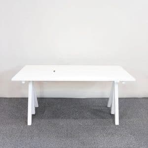 Höj- och sänkbart skrivbord i vitt från String Furniture