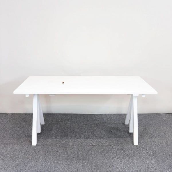 Höj- och sänkbart skrivbord i vitt från String Furniture