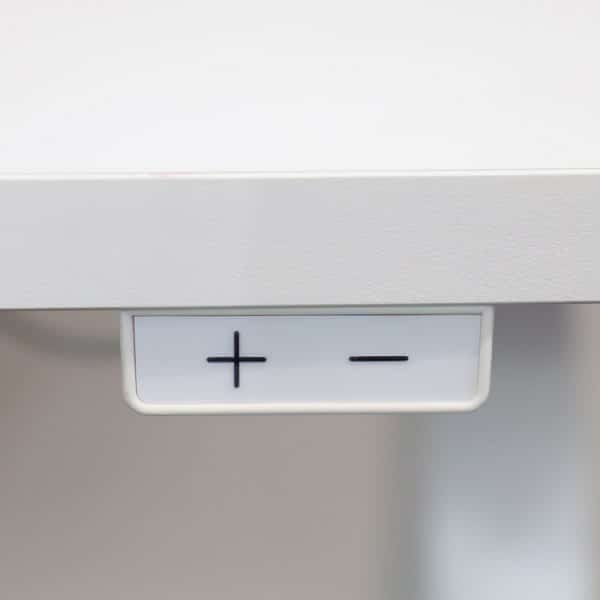 Höj- och sänkbart skrivbord i vitt från String Furniture närbild på knappar