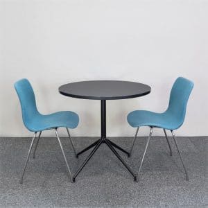 Caféset med svart bord från Arper och blåa stolar från Offecct