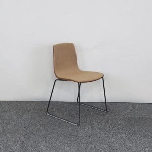 Träfärgad stol från Arper