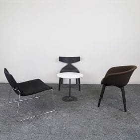 Exklusin möbelgrupp från Arper med tre stolar och ett bord
