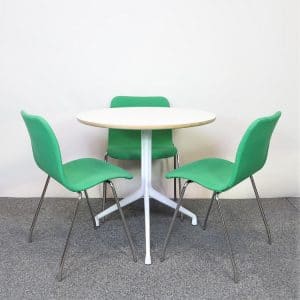 Bordet About A Table från HAY med tre gröna stolar