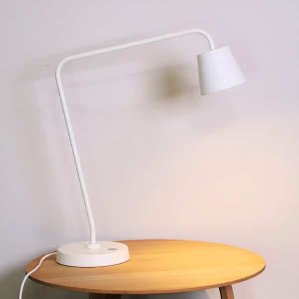 Skrivbordslampa i vitt från IKEA