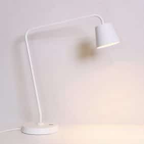 Skrivbordslampa i vitt från IKEA