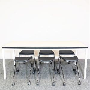 Konferensbord med stolar