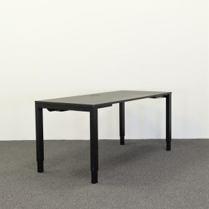 Höj- & sänkbart bord  H4 Desk från Danish Form