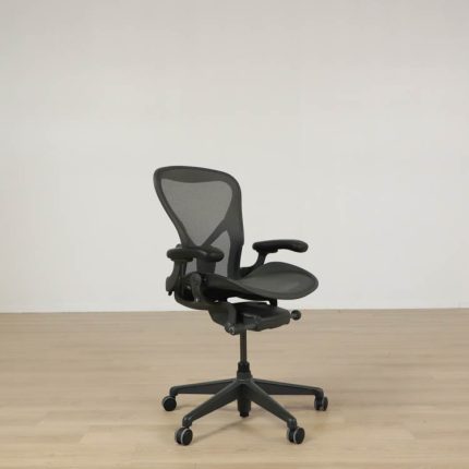 Kontorsstol Aeron Re-Mastered Medium | HERMAN MILLER (med svankstöd, mörkare