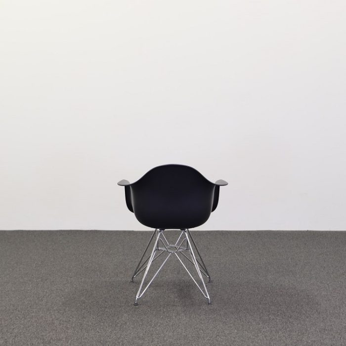 Stol Eames Fiberglass Armchair DAR