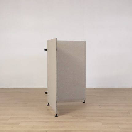 Skrivbord med bordsskärm